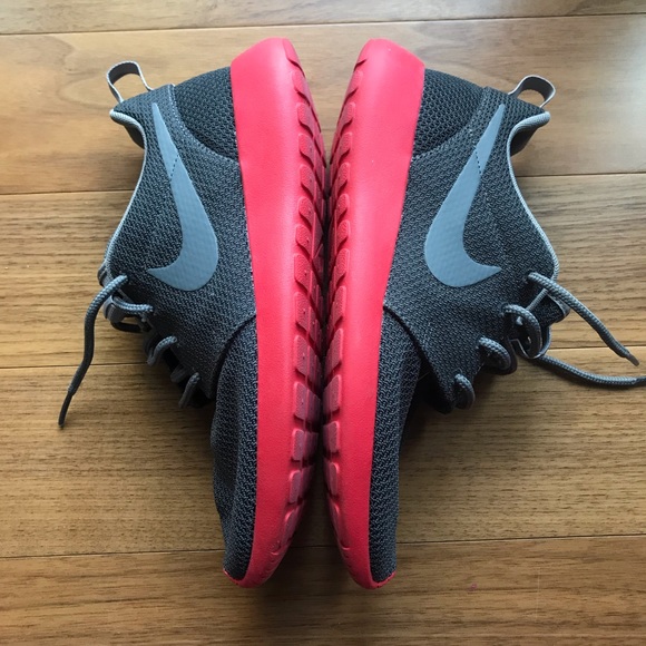 red sole nike